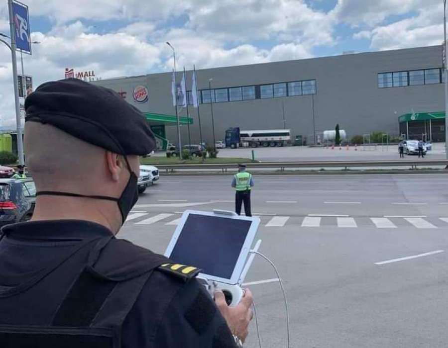 Policia me dron kontrollon trafikun