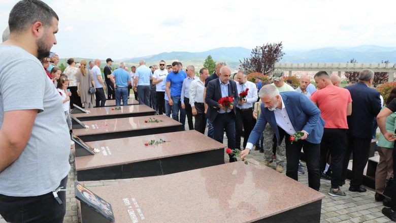 Mitrovica nderon dëshmorët e rënë për liri