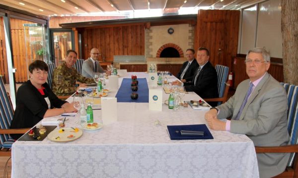 Komandanti i KFOR-it takon ambasadorët e QUINT-it për çështjen e sigurisë në Kosovë