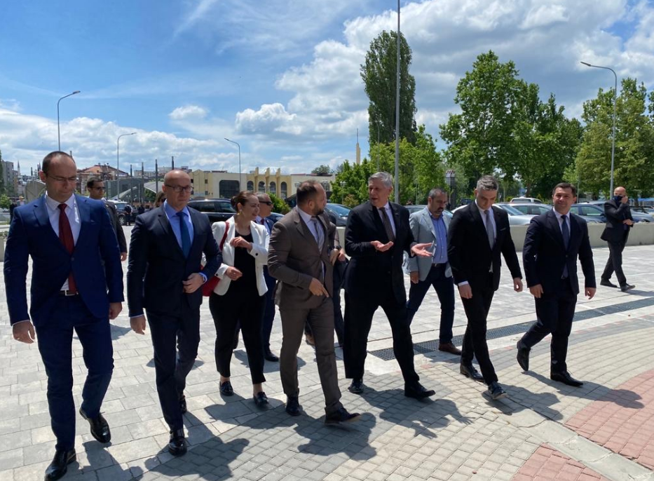 Kosnett viziton veriun e Mitrovicës: Kosovarët do të arrijnë paqen vetëm duke punuar së bashku