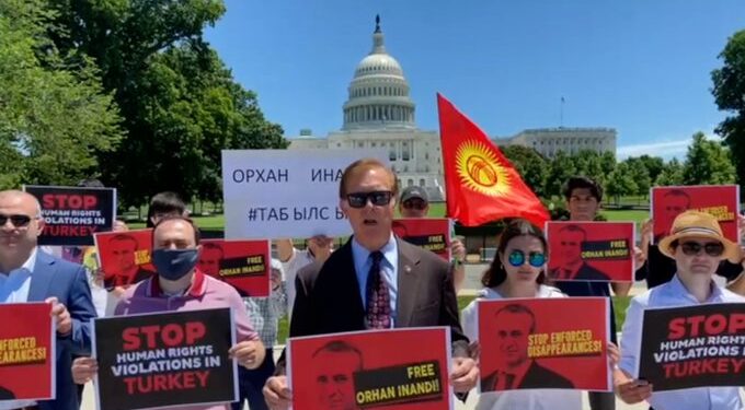 Protestë në SHBA për mësuesin turk, kongresmeni amerikan Weber: “Ajo që po bën Erdogani është krim kundër njerëzimit”