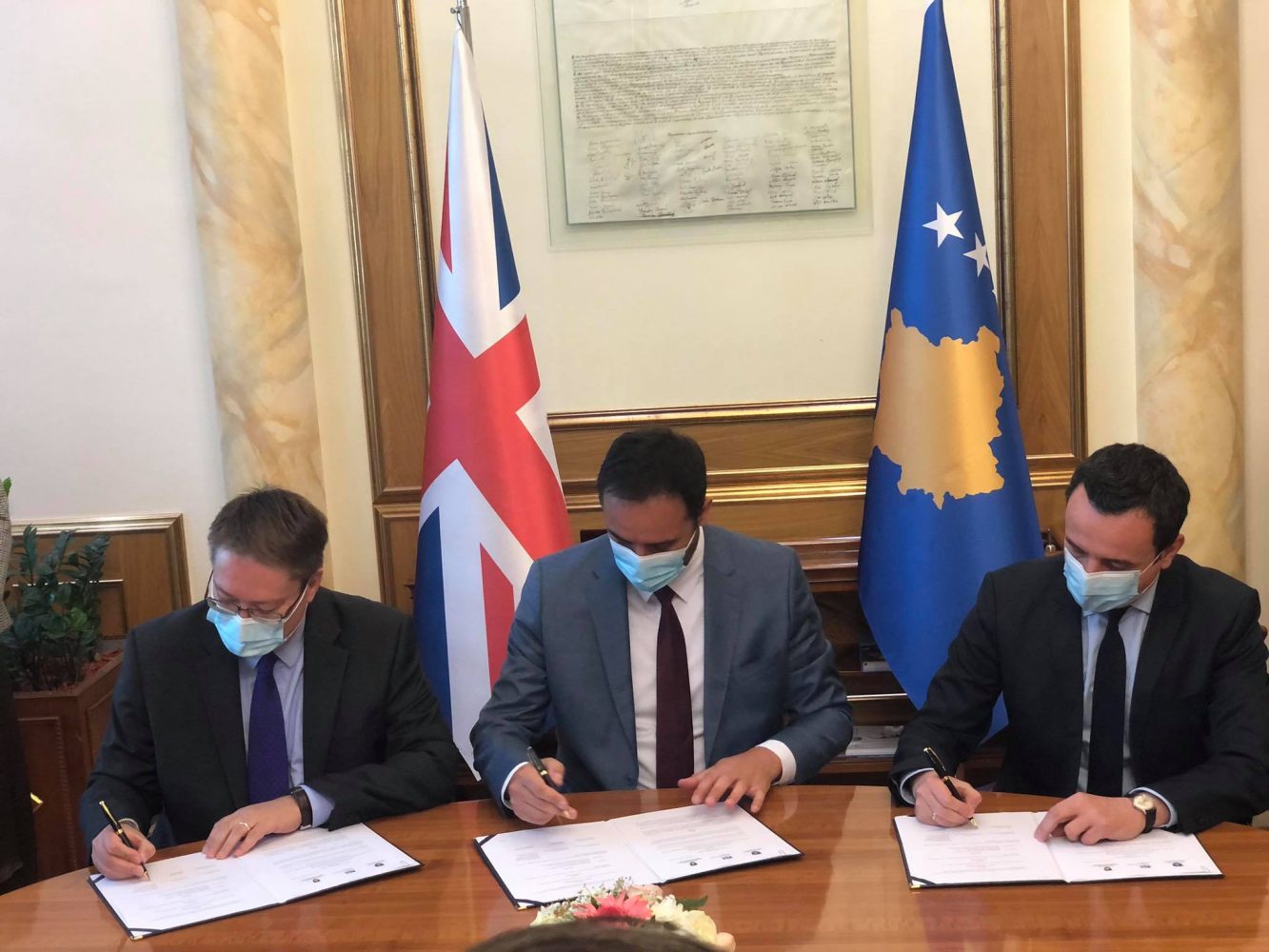 Abbott, Konjufca e Kurti nënshkruajnë memorandum, britanikët monitorojnë rekrutimin në pozita të larta
