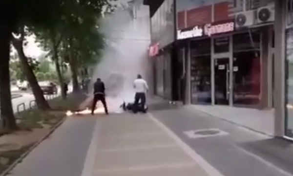 Pamje kur merr flakë motoçikleta në Mitrovicë derisa qytetarët ndihmojnë të shuajnë zjarrin