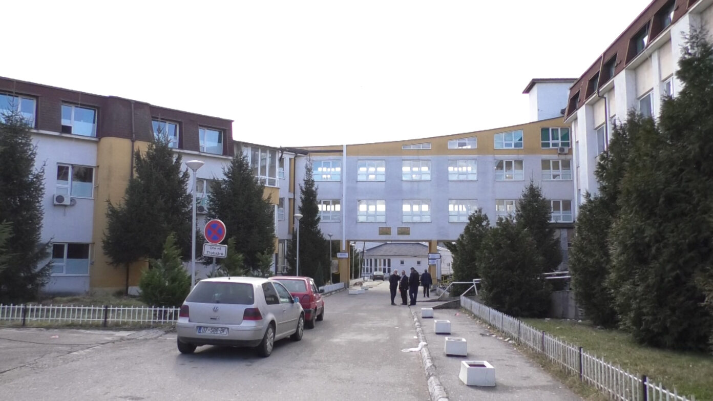Vdes një person në Spitalin e Gjakovës, Policia nis hetimet