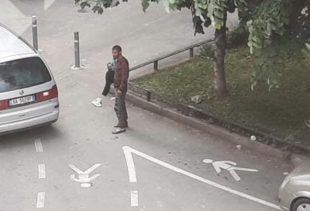 Lypsarët në Prishtinë transportohen me veturë te vendi ku duhet të kërkojnë lëmoshë