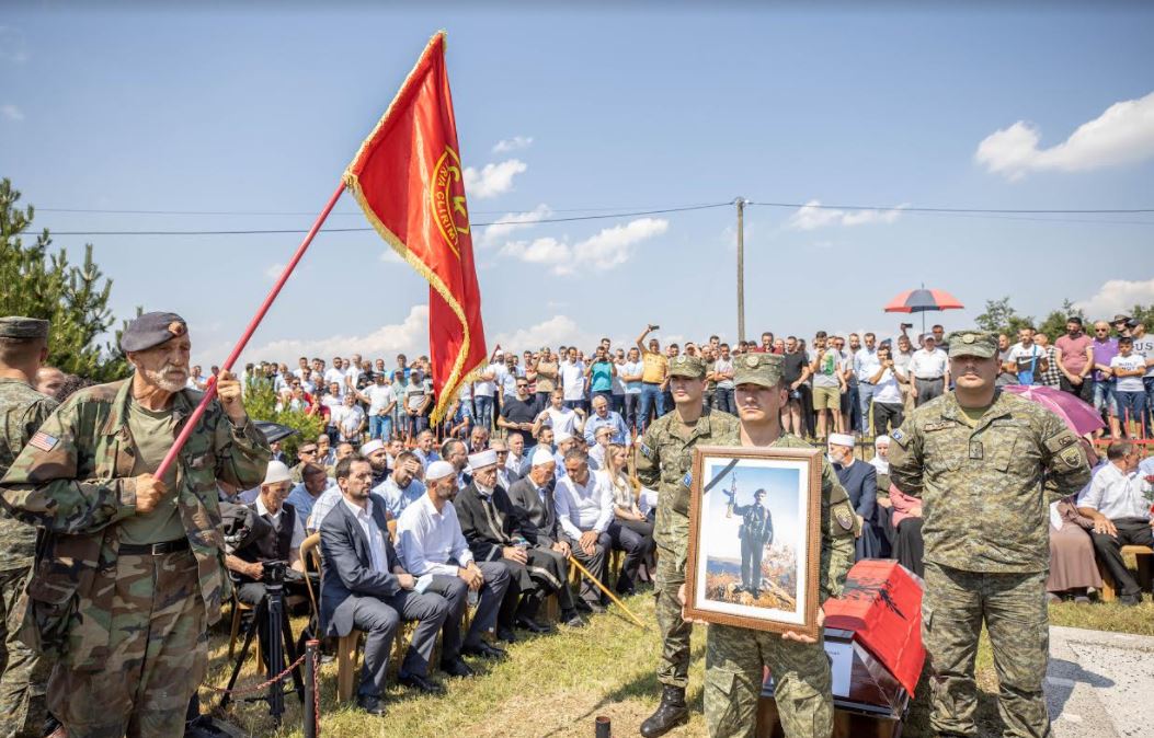 Me ceremoni ushtarake rivarroset dëshmori Remzi Maksuti nga Luboveci i Skenderajt