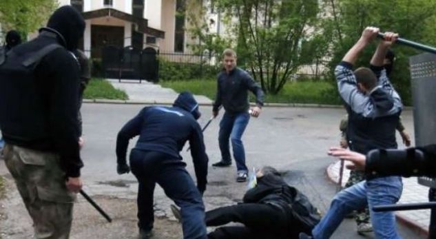 Gjakovë rrahje e rëndë mes 8 persona të armatosur, e rrahin dhe i thyejnë veturën gjakovarit