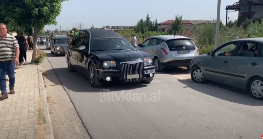 Varrosen katër anëtarët e familjes Gushi që vdiqën nga aksidenti që ndodhi dje në autostradën Fier –Vlorë