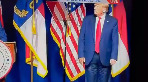 Donald Trump del me pantallona të veshur mbrapsht para publikut