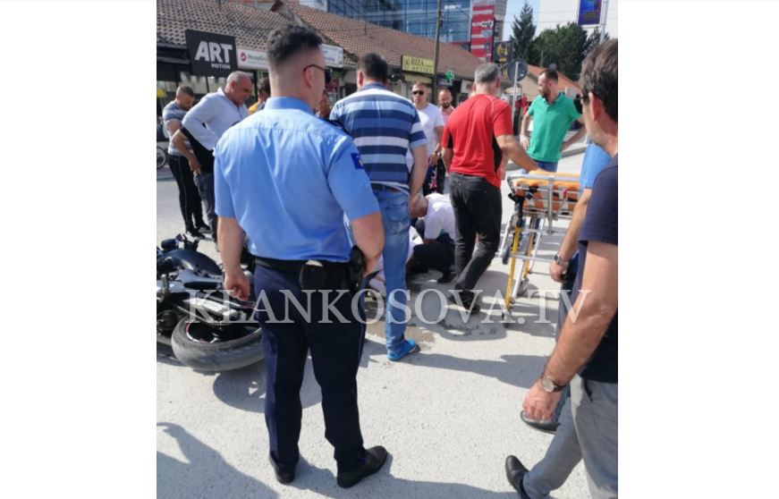 Aksident mes një veture dhe një motoçiklete në Deçan, lëndohen dy persona (FOTO)