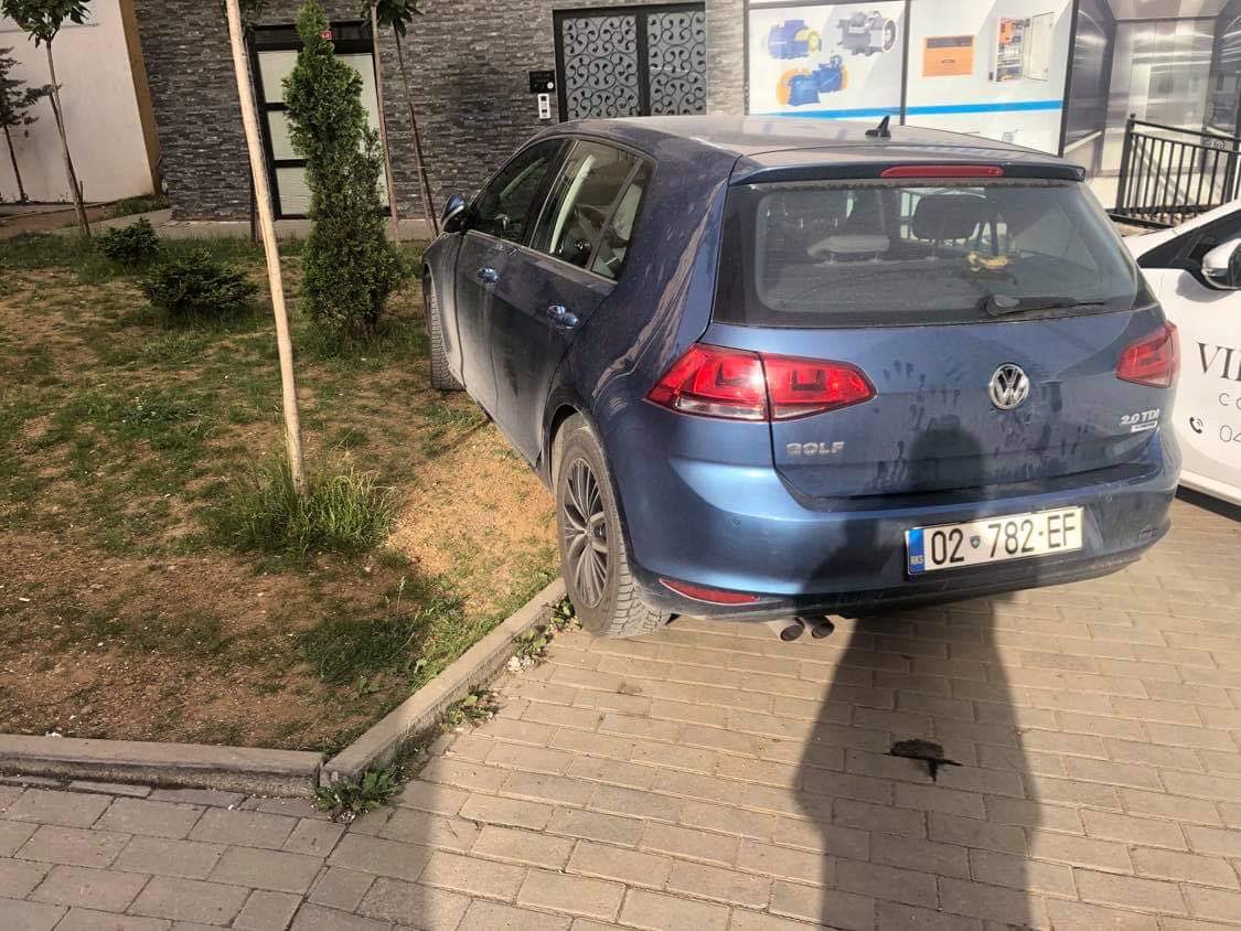 E parkon veturën në hapësirën gjelbëruese