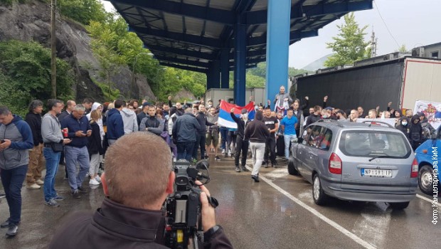 Dy autobusë me pelegrinë e alpinistë serbë ndalohen në Jarinje, nuk lejohen të hyjnë në Kosovë