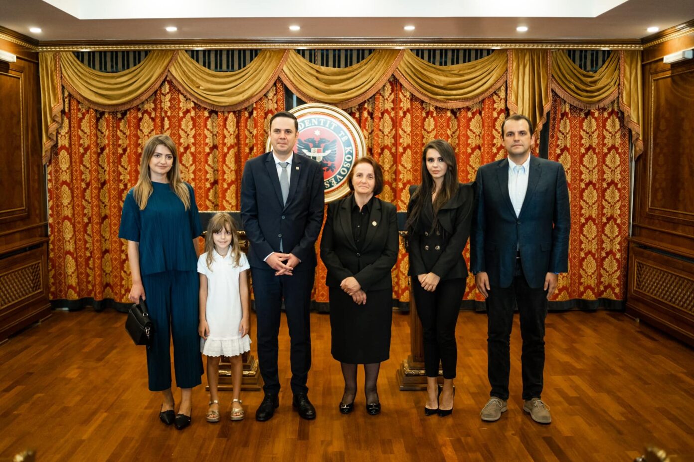 Lumiri me gruan dhe vajzën shkojnë në rezidencën e presidentit Rugova