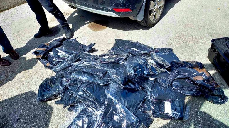 Policia ndalon kontrabandën në Jarinje – gjenden 86 palë pantallona në një autobus
