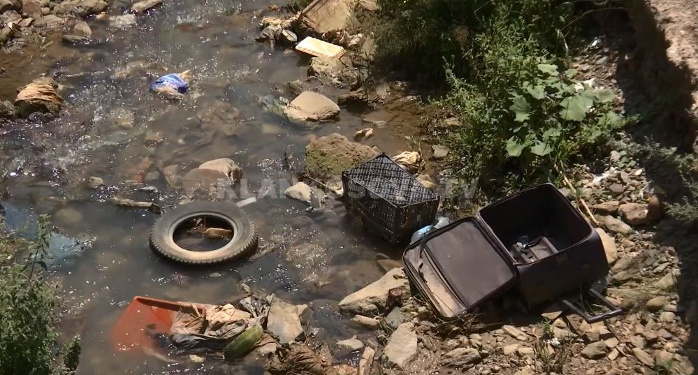 Kanalizimi i shndërruar në prrockë shqetëson “Tunelin e Parë” (VIDEO)