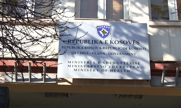 Ministria e Shëndetësisë thërret konferencë për helmimin e rreth 900 qytetarëve të Deçanit