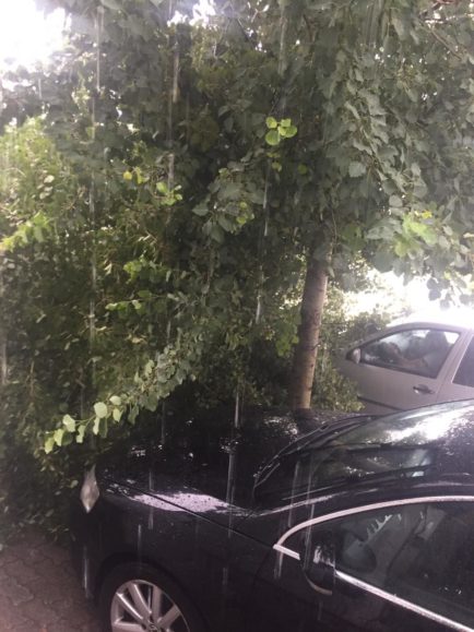 Stuhi breshëri në Kukës, dëmtohen makina e përmbyten dyqane