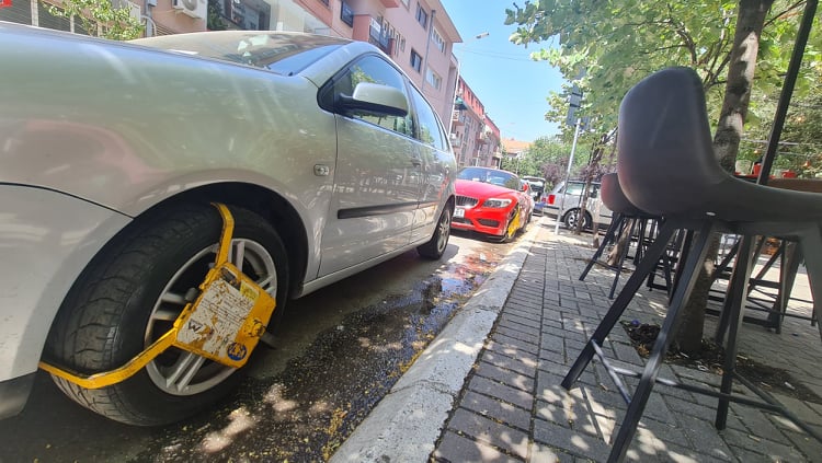 Policia dhe “Prishtina Parking” në aksion, gjobiten edhe banorët që nuk e kanë paguar parkingun