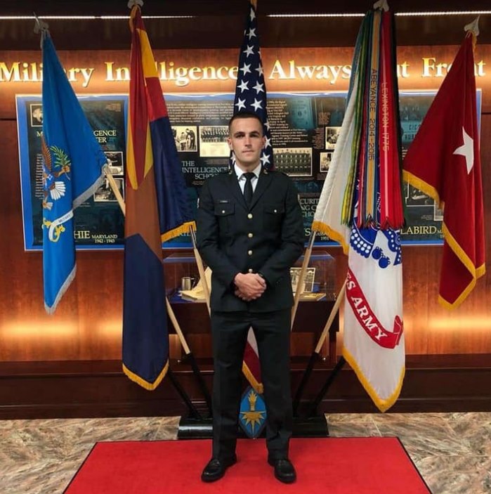 I biri i ish luftëtarit të UÇK-së diplomon në Akademinë e Ushtrisë Amerikane