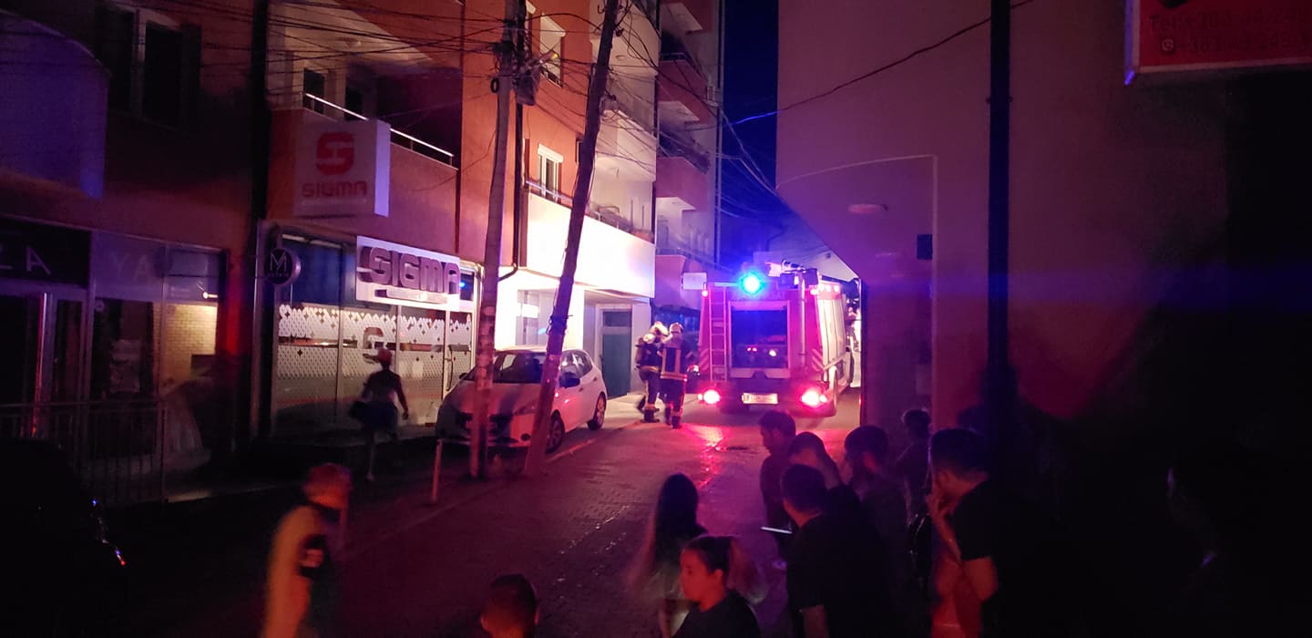 Digjet një banesë në qendër të Prishtinës