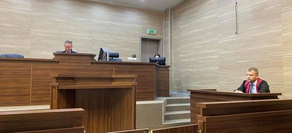 I theri me thikë babë e bir në kokë, në një qendër tregtare – çka deklaroi në Gjykatë i akuzuari