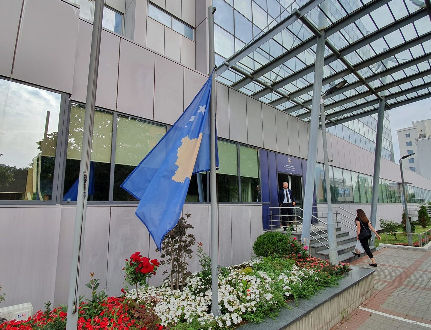​Flamuri i Kosovës ulet në gjysmë shtizë në nder të viktimave të aksidentit në Kroaci