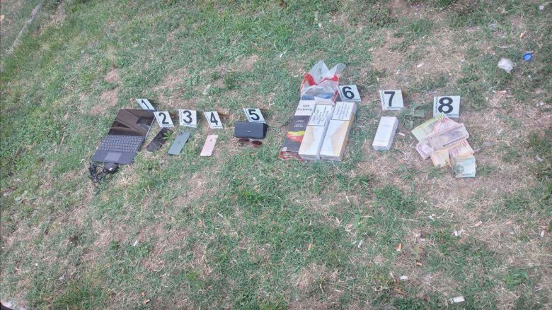 Vodhi tre telefona dhe një laptop nga një veturë, arrestohet pejani
