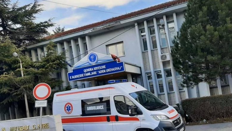 Drejtori i QKMF-së në Deçan flet për gjendjen e pacientëve që dyshohet se u helmuan nga uji: Vetëm mbrëmë 164 pacientë kërkuan ndihmë