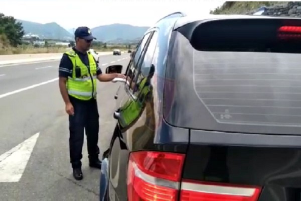 Kosovari kapet duke vozitur 200 km/h në rrugët e Shqipërisë