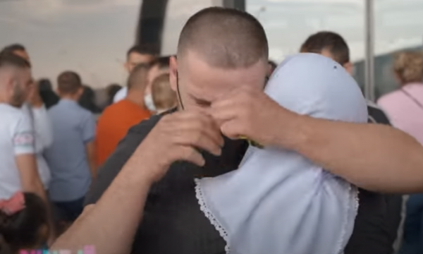 Nuk erdhi 6 vite në Kosovë, shpërthen në lot mërgimtari kur e takon nënën dhe të dashurën që e njohu në Instagram