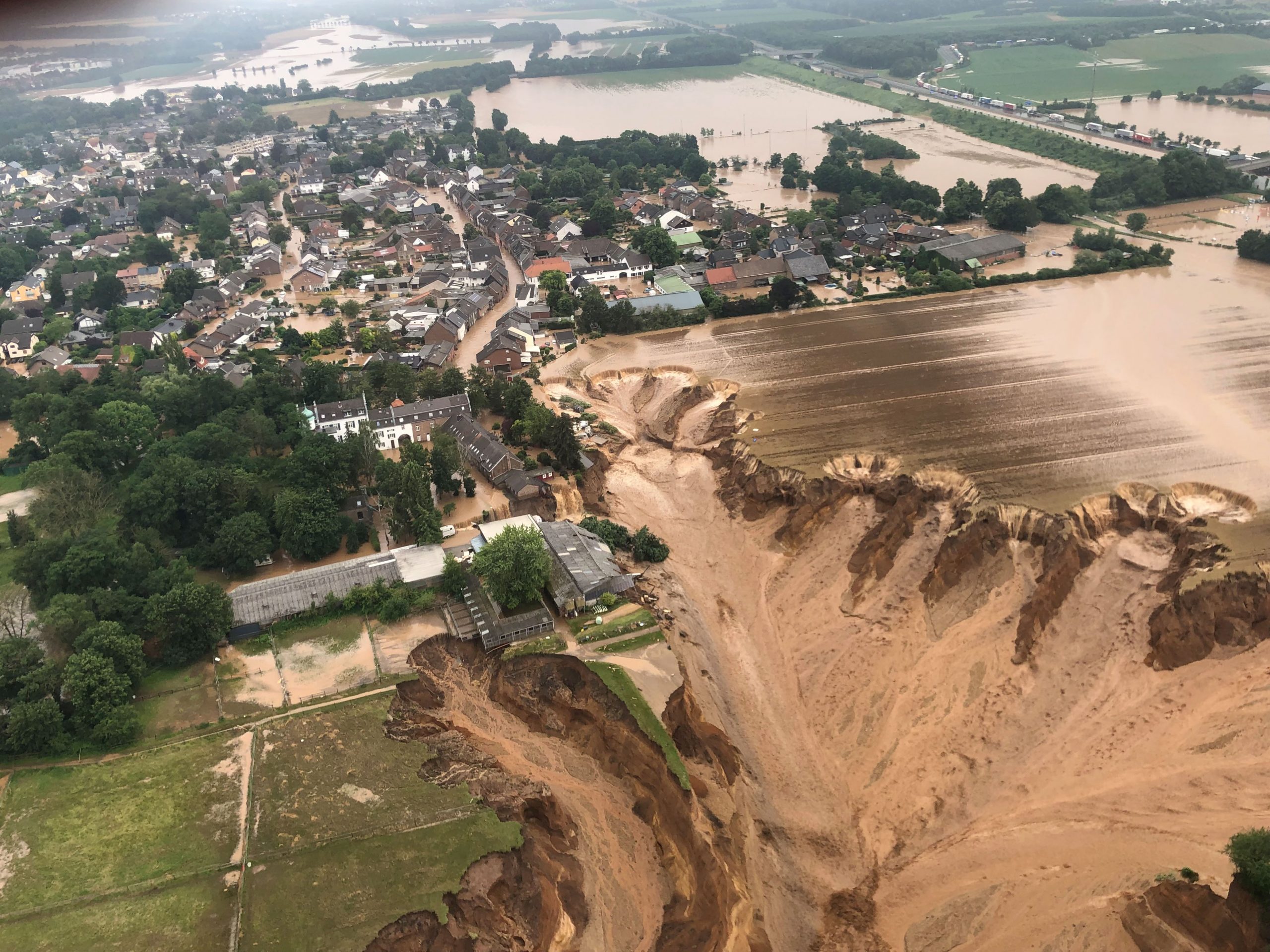 Përmbytjet në Gjermani, toka hapet në Erftstadt