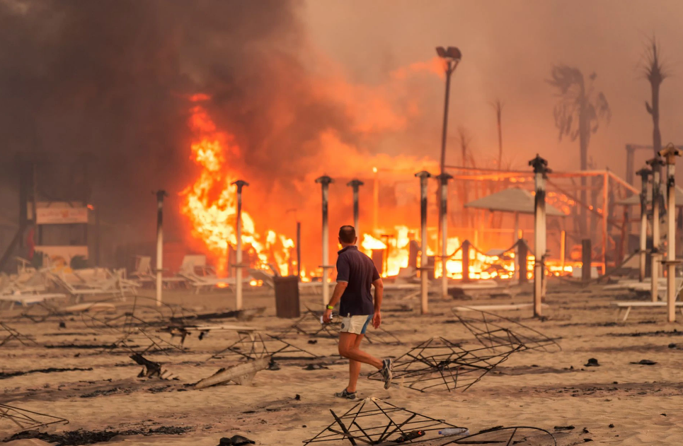 Zjarre edhe në Itali, digjen çadrat në plazh