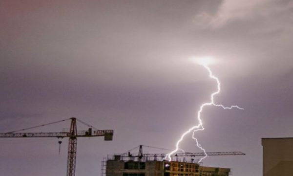 Rrufe të shumta ndriçuan sonte qiellin në Prishtinë