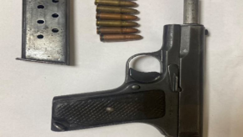 Policia e Kosovës arreston një shtetas të Shqipërisë, iu gjet një armë pa leje