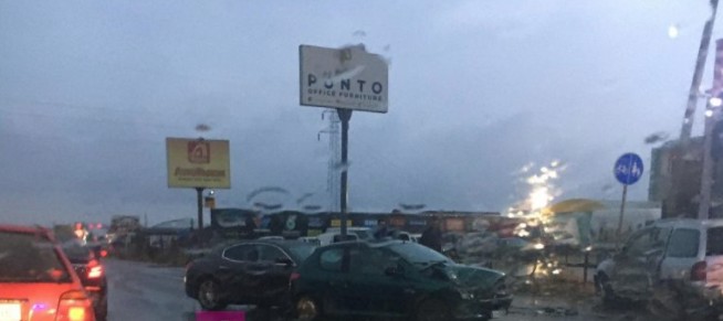 Aksident trafiku mes tri veturave në Fushë Kosovë