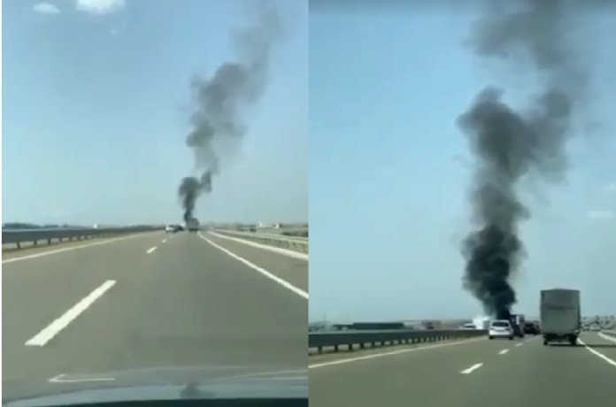 Digjet një veturë në autostradën Prishtinë-Ferizaj