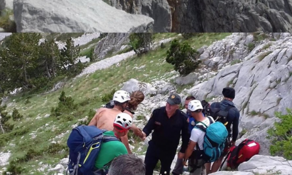 Alpinistët kosovarë dhe policia shpëtojnë turistin që u lëndua në Tropojë