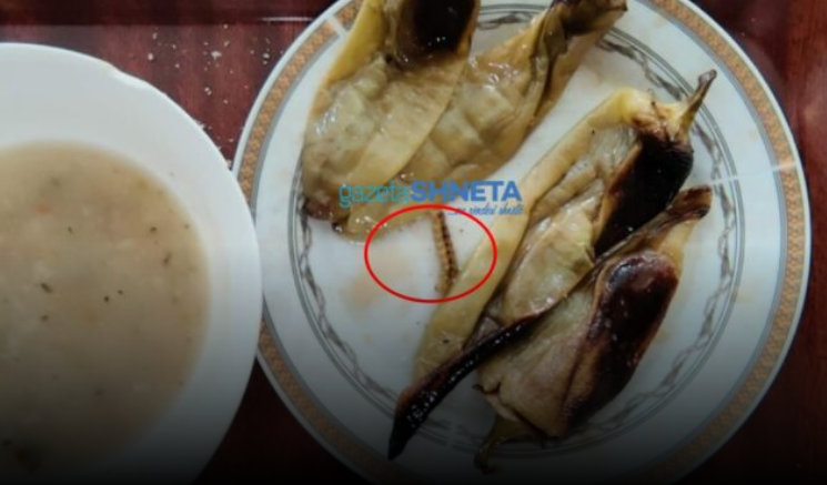 Speca me krimba servohen në kuzhinën qendrore të QKUK-së