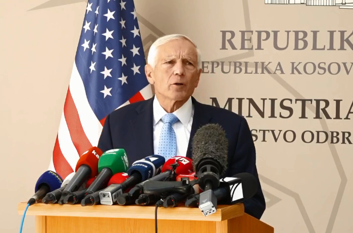 Gjenerali Clark: Populli i Kosovës janë shembull për botën, jam i lumtur që po qëndroj në Prishtinë