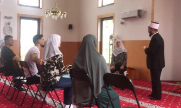 Dy franceze konvertohen në fenë islame në xhaminë e fshatit Strellc i Epërm në Deçan