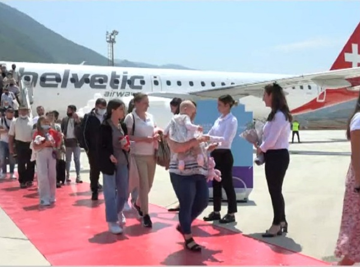 Ulet avioni me 67 pasagjerë nga Cyrihu në Kukës