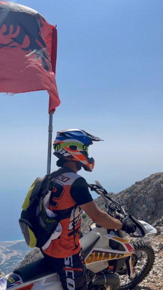 Dy djem nga Kosova ngjisin majën e Çikës në Vlorë me motorë