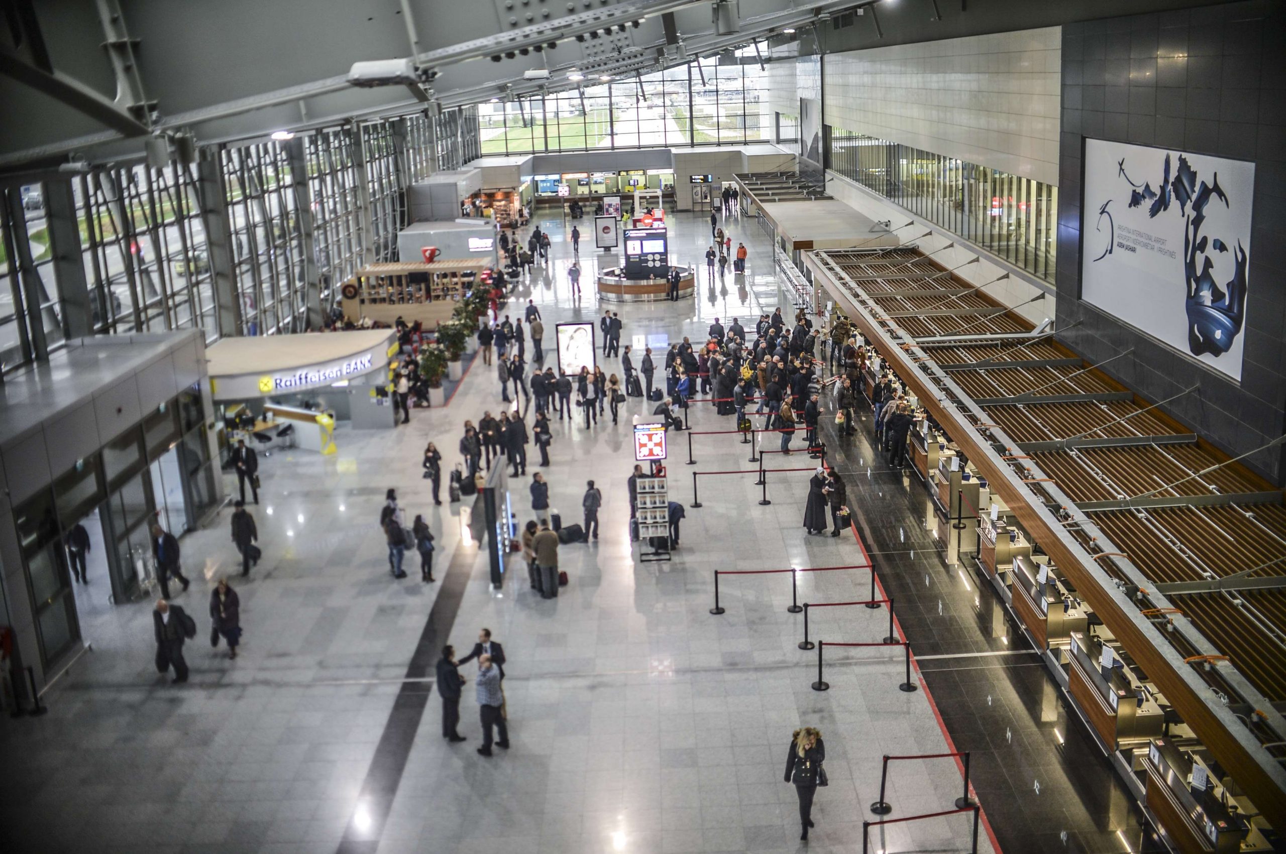 Vonohet 17 orë aeroplani me mërgimtarë shkaku i tollovive në aeroportin Adem Jashari