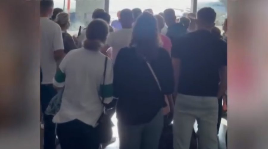 Udhëtarët kalojnë natën në aeroport pas anulimit pa paralajmërim të fluturimit Prishtinë-Helsinki