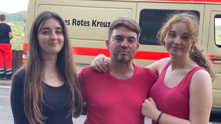 Babai shqiptar ribashkohet me vajzat e tij të cilat i humbi nga vërshimet në Gjermani