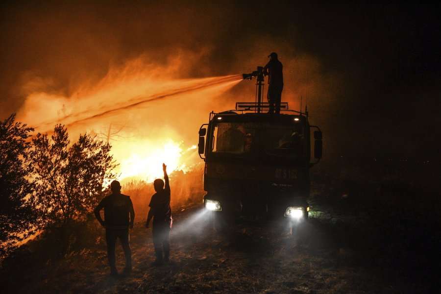 Disa zona të Turqisë ende nën flakë, katër viktima