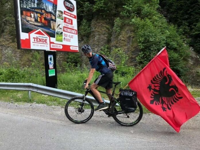 Një kosovar bëri 28 ditë rrugë me biçikletë për të ardhur nga Gjermania