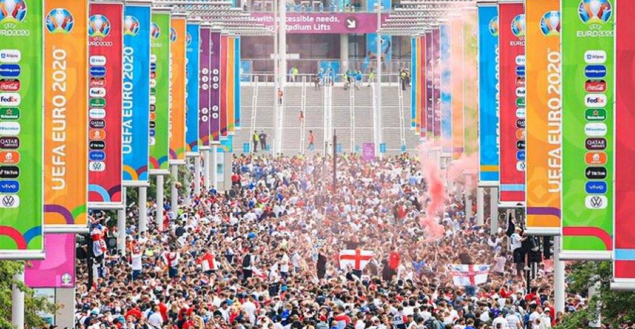 Tifozët provojnë të hyjnë me dhunë në “Wembley”