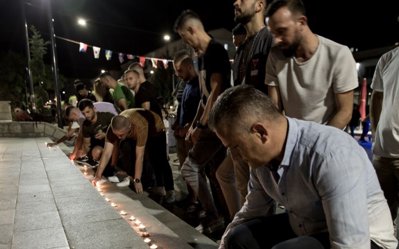 Ndizen qirinj në Skënderaj, nderohen bashkatdhetarët që vdiqën në Kroaci