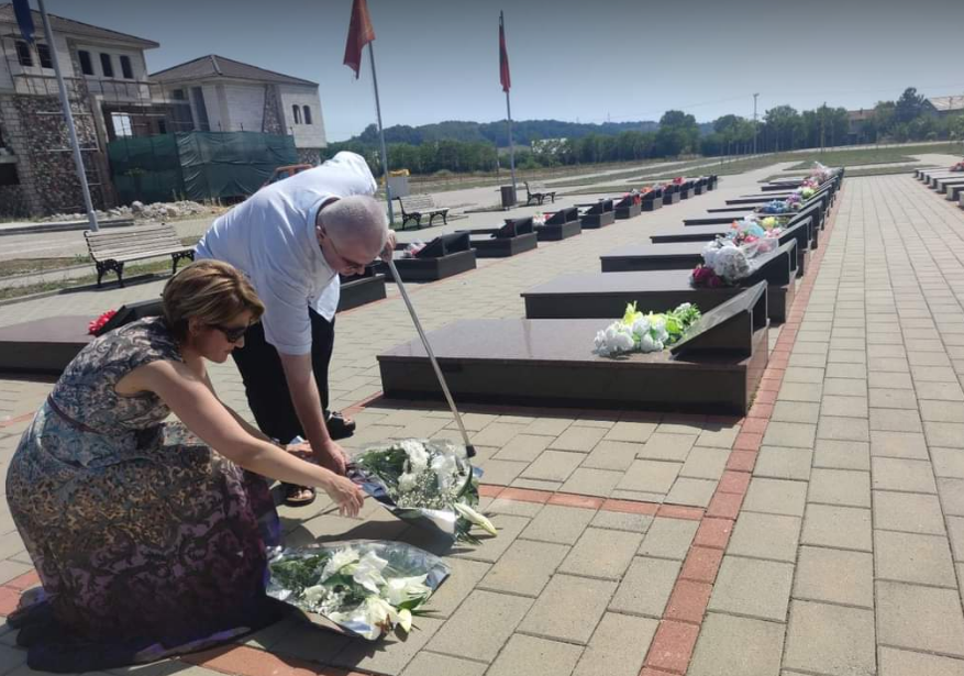 Çanak irriton serbët pasi viziton varrezat në Mejë të Gjakovës